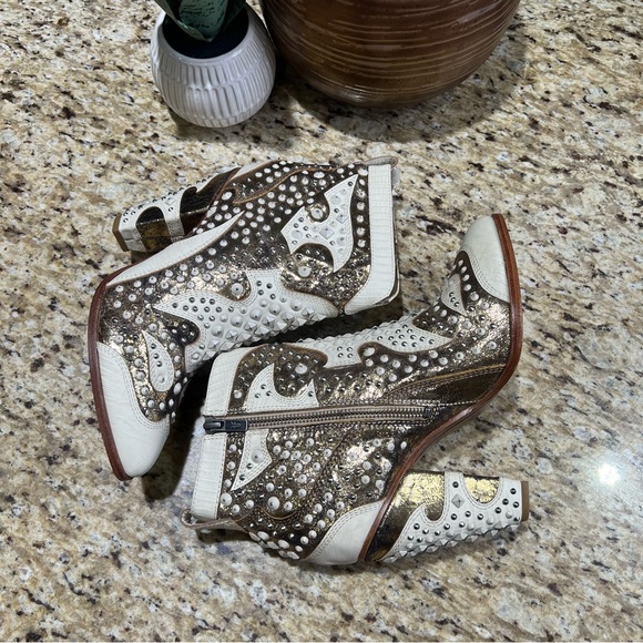 Frye White Leather Remy Studded & Beaded Gold Silver Block Heel Ankle Boots 9.5M - Picture 5 of 16